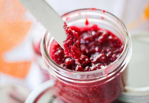 Булочки приобретут красивый золотистый оттенок, если перед посыпкой сахаром перед выпеканием смазать их разжиженным сливочным маслом, смесью желтка, воды и сахара или крепким сладким чаем