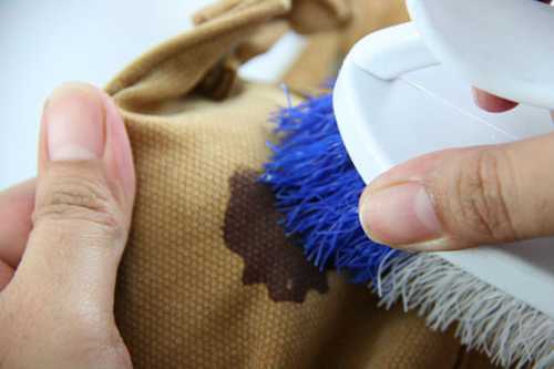 Средством обрабатывается очищаемая зона бумаги до полного исчезновения следов от шариковой ручки