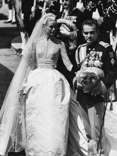 Все бы ничего, но она внезапно осознаёт, что любит своего друга, и не может позволить