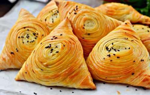 Берем большой нож, посыпаем масло мукой и начинаем рубить ножом, пока не получится однородная крошка