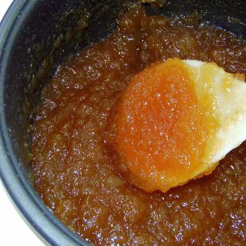 А сок лимона залить в яблочные дольки, туда же отправить сахар