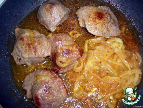 Подаётся с жареным картофелем и луком