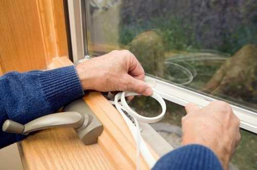 Один из наиболее бюджетных и максимально простых в исполнении вариантов утепления оконных конструкций