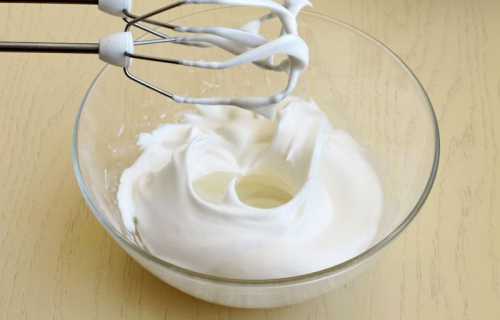 После того как весь сироп использован, продолжать взбивание до остывания массы