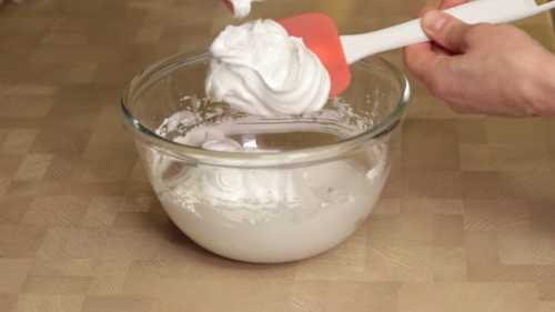 Ингредиенты три среднего размера яйца первая категория граненый стакан сахара, заполненный до верхней риски щепотка соли мл воды тричетыре крупинки лимонной кислоты