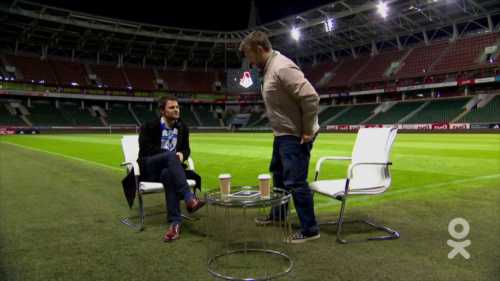 Его продолжительность секунды кидает мячик