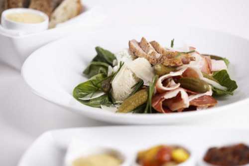 Чашка черного кофе тостсухарик варенное яйцо