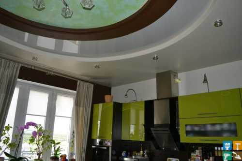 Выбор материала, цвета, структуры и рисунка позволяет использовать натяжные потолки в гостиных, отделанных практически в любом стиле