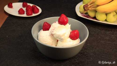 Чтобы приготовить такое мороженое, выжмите сок из любых по нравившихся вам фруктов и залейте его в формочки