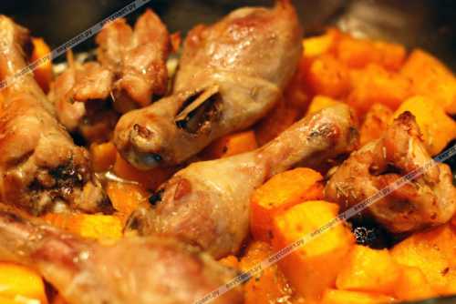 Добавить разрезанный на кольца или полукольца красный лук