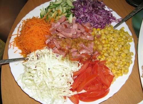 Почистить картофель, порезать его соломкой и обжарить в оливковом масле до золотой хрустящей корочки