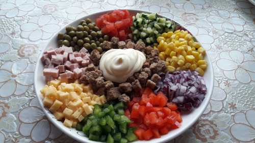 Перцы нарезать полукольцами, капусту мелко нашинковать, красную луковицу покрошить тонкими полосками, а зеленый лук измельчить