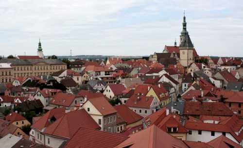 Туристов сюда в основном привлекает не только сам дворец, но и великолепный монастырь века