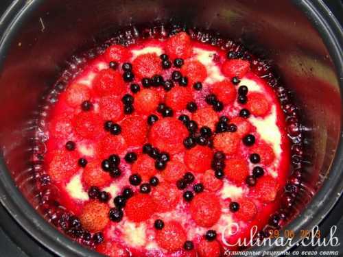 Взбитый с сахаром белок, а затем и творожную массу выложите поверх ягодной начинки так, чтобы её не было видно