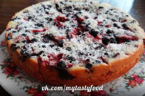 Плоды обязательно отделите от косточки если ягоды замороженные прогрейте их несколько секунд в микроволновке, чтобы облегчить процесс, затем приступайте к приготовлению теста