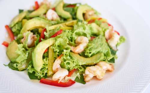 Салат с авокадо и креветками