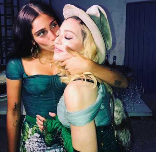 У Мадонны видно грудь сквозь мокрую одежду на пляже фото