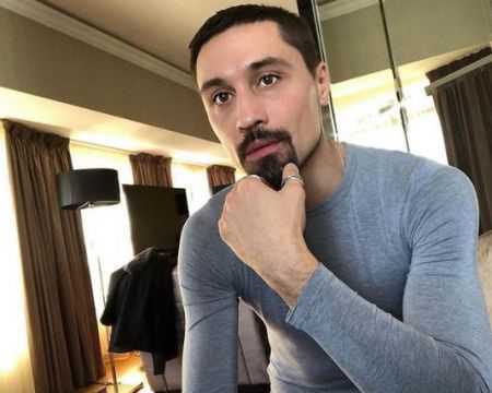 А почему за монитором, она же стилист