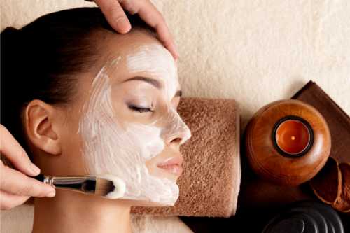 Для приготовления маски нужно взять грамм овсяных хлопьев обычно берут геркулес и смешать их с соком моркови