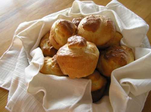 В рецепт обычного сдобного дрожжевого теста для булочек вместо молока можно добавлять кефир или сыворотку