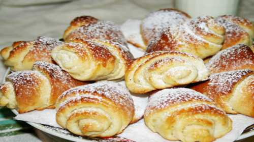 Для получения румяной корочки каждую булочку смазывают взбитым яйцом