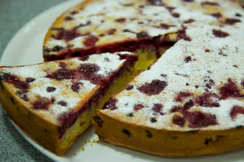 Шарлотка с вишней