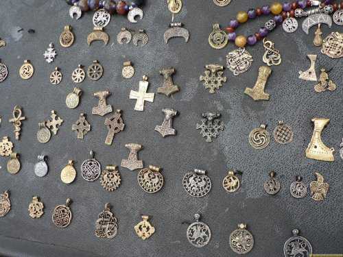 Его символично изображают в виде восьми конечной свастики