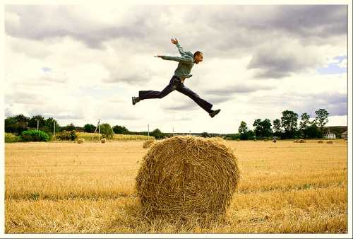 В этом случае атлет отталкивается дальней ногой с расстояния сантиметров