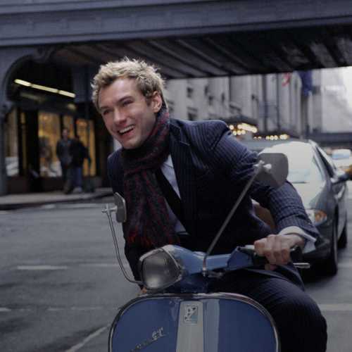 Этот летний дизайнер заядлый тусовщик и регулярный посетитель