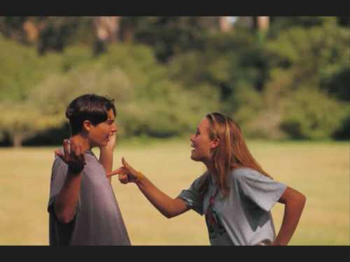 Но если он вас заметил, а вы при этом смотрите в сторону, то ваш план провалился, потому что априори важен взгляд