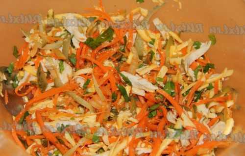 Нарубить кубиками яйца