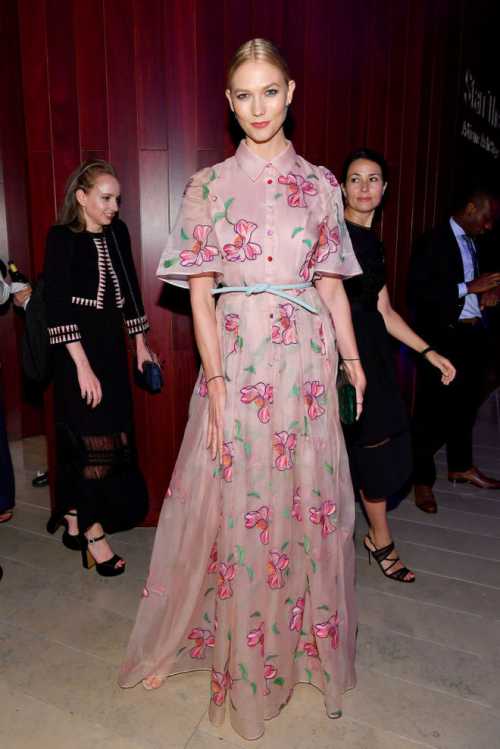 Карли Клосс в летнем цветочном платье от Carolina Herrera фото