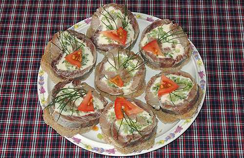 Авокадо также почистите, выньте косточку и порежьте его мякоть точно такими же кусочками, как картофель