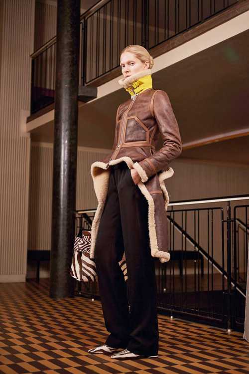 В коллекции года дизайнер предложил образы в самых разнообразных стиляхвсегда актуальная классика молодежная уличная модабельевой стиль