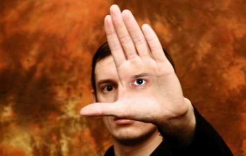 Содержимое блюдца подожгите пламенем свечи и проговорите слова