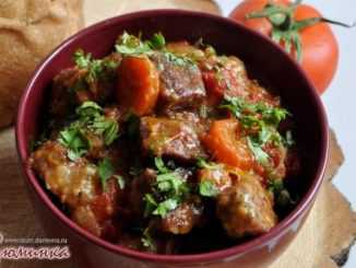 При подаче гуляш разливается в порционную посуду