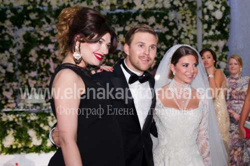 Платье невесты сшили из более чем метров шелка и вручную декорировали более чем тысячами жемчужин