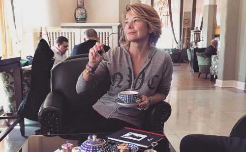 И от чулок на этикетке тоже