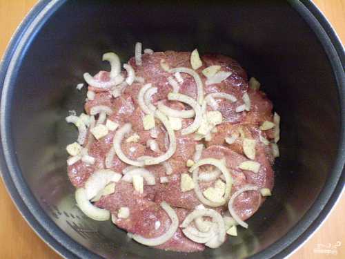 Если решили запечь целую курицу, температуру можно установить чуть ниже, но при этом продлить время тепловой обработки