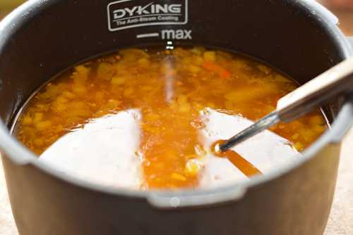 Бульон говяжий, осветленный рубленым мясом, обретает новый оттенки вкуса и делается понастоящему чистым и прозрачным