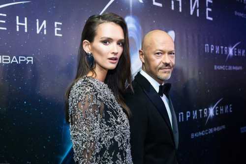 Добавляется мука и размешивается до равномерного состава