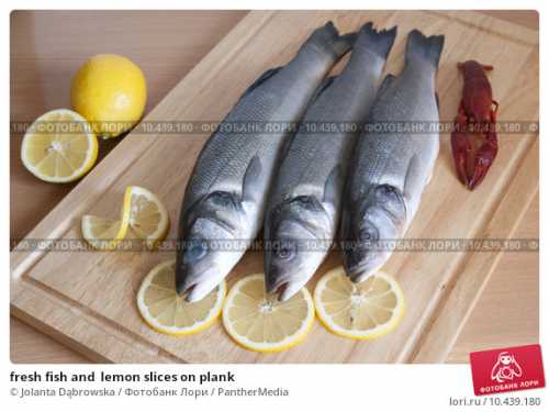 Помидоры помещают в кипяток, после чего с них снимают кожуру, режут на кубики и тушат на сковородке около х минут