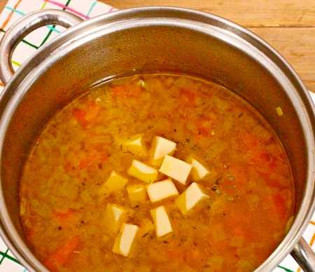 Тушку утки помойте, удалите все лишнее и нарежьте на порционные куски