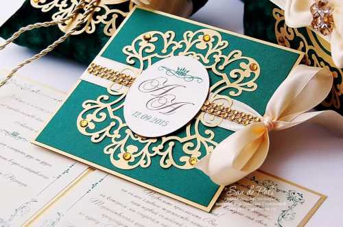 Плотно скрепите такой свиток ленточкой, поверх которой будет прикреплена восковая печать с эмблемой сердца