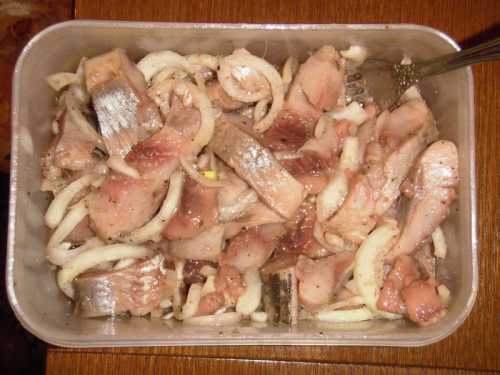 Чтобы добавить необычных вкусовых оттенков маринаду, можно добавить в него яблоко и майонез