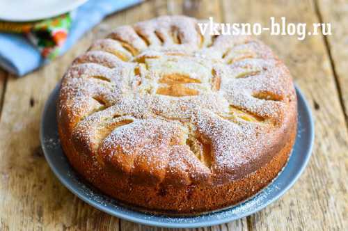 Проверив готовность, достают вкусный пирог на кефире, и присыпают сахарной пудрой