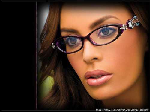 Под брови необходимо нанести тени светлее на тона так взгляд станет более открытым