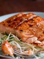 Ингредиенты одна рыбина пол лимона грамм сметаны три томата крупных и мясистых лук грамм сыра специи по вкусу соль одна морковь петрушка только листья