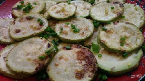 Луковицу очистить имелко нарезать ножом