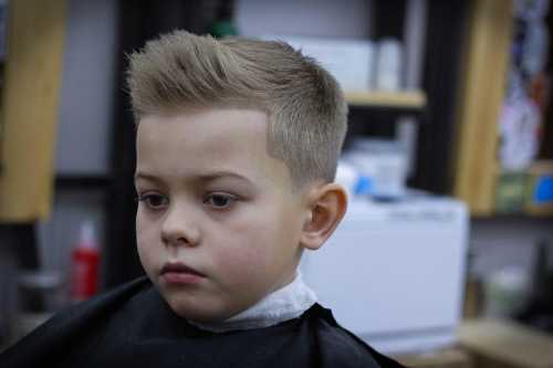 Такая стрижка шикарно смотрится на курчавых волосах